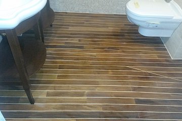 Medinės grindys dušo kabinoje