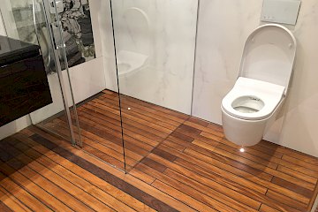 Medinės grindys dušo kabinoje